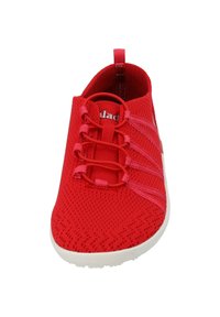 Roter Sportschuh mit einem atmungsaktiven Strick-Obermaterial, ausgestattet mit elastischen Schnürsenkeln und einer weißen Gummisohle. Strukturiertes Muster und dezente Streifen.