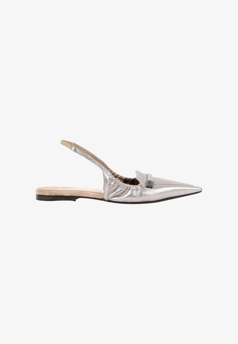 Chaussure plate slingback argentée à bout pointu avec une petite boucle décorative et une semelle beige rembourrée.
