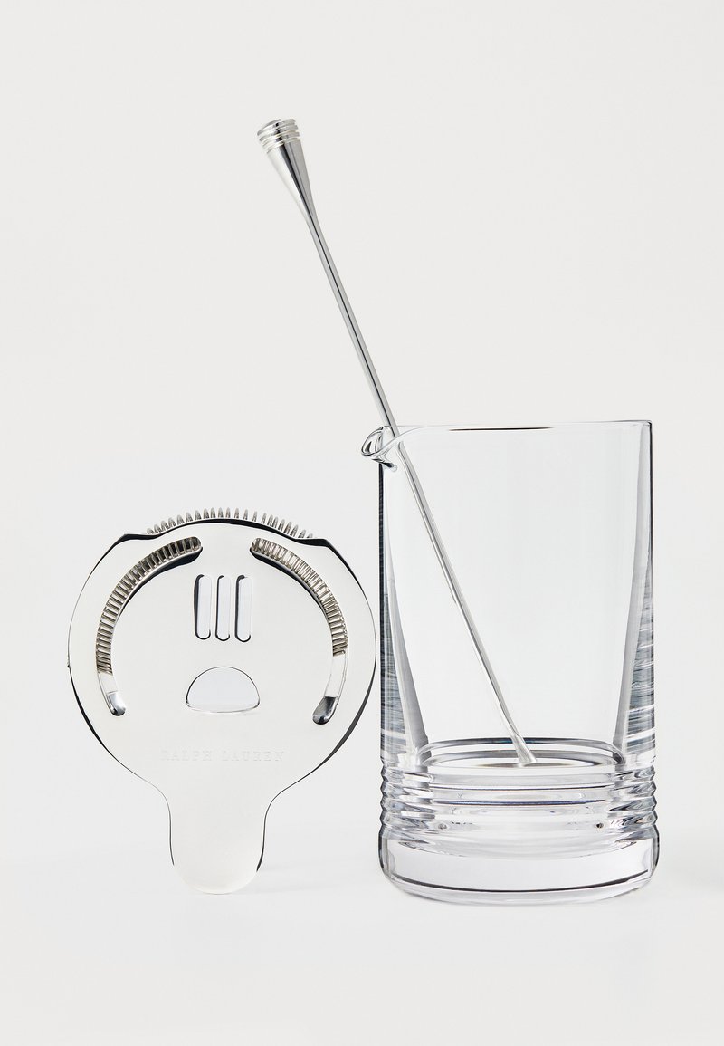Klarer Glasmixbecher, Cocktail-Sieb aus Edelstahl mit geriffelten Kanten und einem schlanken Rührstab mit polierter Oberfläche.