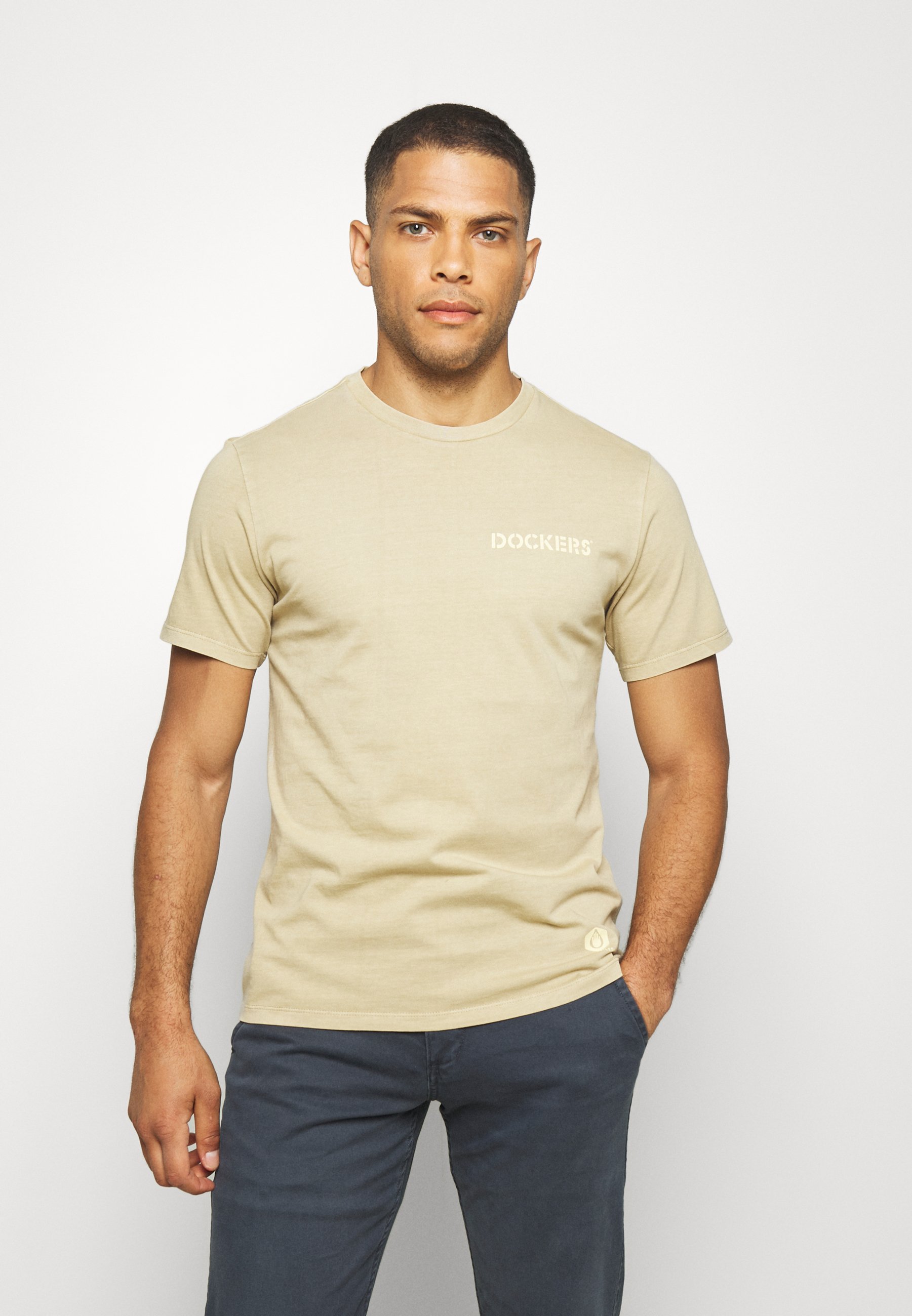 DOCKERS SUSTAINABLE TEE T shirts med print earth taupe DOCKERS LOGO TEE - T-shirts med print - blue petal/red