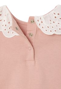 Rosa Baumwollhemd mit einem weißen bestickten Spitzenkragen und Knopfverschluss. Verfügt über eine weiche Textur und ein klassisches Design.