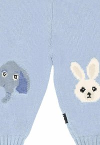 Lichtblauwe gebreide babybroek met een olifantenillustratie op het linkerbeen en een witte konijnenillustratie op het rechterbeen.