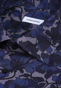 Granatowa koszula w kwiatowy wzór o gładkiej strukturze, z ciemnoniebieskimi i szarymi odcieniami, klasycznym kołnierzykiem i metką Seidensticker.