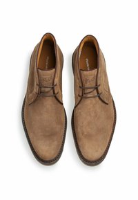 Bruine suède schoenen met een gladde textuur, rechte teenvorm en contrasterende donkere leren veters. Gevoerd met een lichtbruine binnenkant.