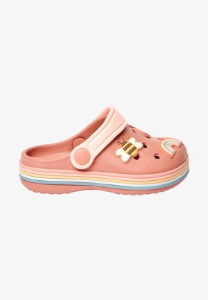 Zuecos - scandi pink badge