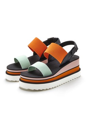 Platåsandaler med sorte laklæderremme, orange og mintfarvede stofbånd, lagdelte såler med farveblokke og rillede hvide ydersåler.