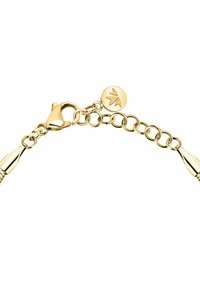 Bracciale in tono oro con design a catena, chiusura a morsetto e un'etichetta rotonda con un emblema a foglia come dettaglio distintivo.