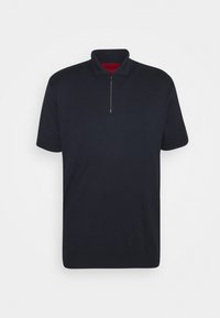 Polo bleu marine à manches courtes avec col zippé, fabriqué en tissu doux, présentant un design uni et un col intérieur rouge contrastant.