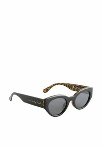 Cat-eye zonnebril met een zwarte voorkant en een luipaardprint op de pootjes. Donkere lenzen. Gouden tekst aan de zijkant leest "nooit volledig gekleed."