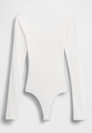 Body branco de mangas compridas com nervuras, decote ombro a ombro e parte inferior tipo tanga, apresentando uma textura suave e um design minimalista.