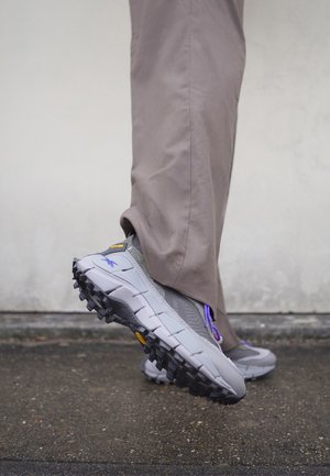 Reebok kaki et blanche femme Clearance