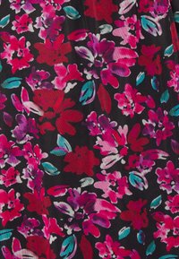 Tecido floral com flores vibrantes em rosa, vermelho e roxo, com folhas verdes-água contra um fundo preto. Design leve e texturizado.