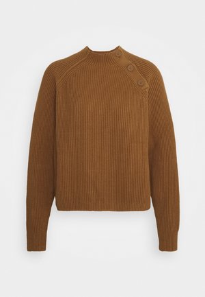 Hnědý žebrovaný pletený svetr s vysokým límcem a třemi knoflíky na jednom rameni. Design zahrnuje dlouhé rukávy a volný střih.