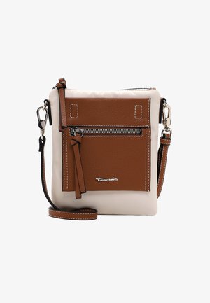 Firkantet crossbody taske med beige krop, brun frontlomme med lynlås, matchende justerbar rem og sølvspænder.
