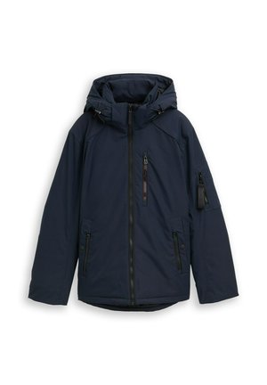 Marineblaue isolierte Jacke mit Kapuze, Frontreißverschluss, mehreren Taschen und verstellbaren Kordeln im Halsbereich. Glatte Textur, modernes Design.