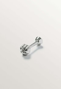 Mancuerna de metal con un acabado plateado brillante, acentuada con un agarre texturizado en forma de calabaza en cada extremo, que cuenta con una barra de conexión recta.