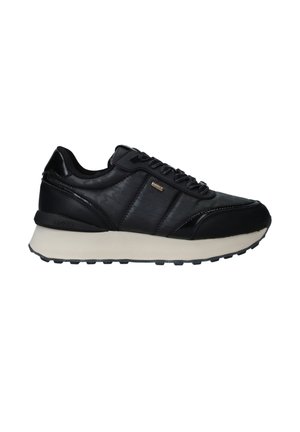 Schwarze sportliche Sneaker mit einer strukturierten, glänzenden Oberfläche, ausgestattet mit einer grauen Sohle, Schnürdesign und dezentem Branding an der Seite.