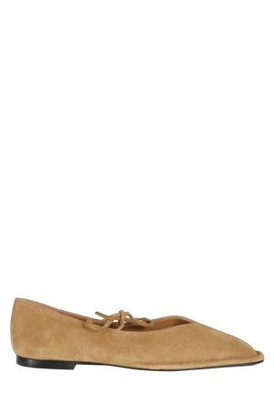 Scarpa piatta in suede marrone chiaro con punta appuntita e sottile lacci legati sulla parte superiore, con suola nera e tacco basso.