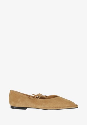 Scarpa piatta in suede marrone chiaro con punta appuntita e sottile lacci legati sulla parte superiore, con suola nera e tacco basso.