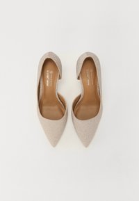 Décolleté a punta con una finitura di glitter beige scintillante, lati aperti e un interno color talpa. Progettate con una silhouette elegante e vegana.