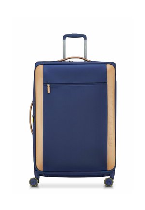 Maleta de tela azul marino con acentos en color beige, mango retráctil y cuatro ruedas. Cuenta con un bolsillo frontal con cremallera y un logo de la marca en relieve.