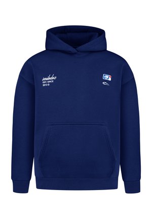 Sweat à capuche bleu marine avec poche kangourou à l'avant, inscription blanche "smildox EST. SINCE 2013" sur le côté gauche de la poitrine et petit logo rouge, blanc, bleu sur le côté droit de la poitrine.