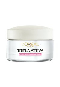 Crema Tripla Attiva di L'Oréal Paris in un barattolo di vetro trasparente con un coperchio bianco. L'etichetta presenta testo nero e rosa per pelli secche o sensibili.