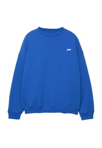 Sweat-shirt bleu en tissu doux, avec un col rond, des manches longues et un petit logo blanc sur la poitrine. Poignets et ourlet côtelés.