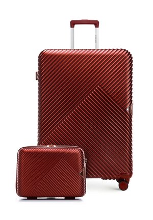 Due valigie metalliche rosse coordinate con motivi diagonali a coste, una grande con ruote e manico telescopico, una piccola valigetta rettangolare.