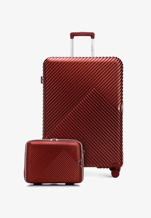 Twee bijpassende metalen rode koffers met diagonale geribbelde patronen, één grote met wieltjes en telescopisch handvat, één kleine rechthoekige koffer.