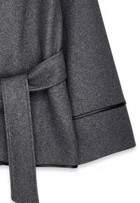 Mørkegrå uldfrakke med bælte, glat tekstur og sort pipingen langs kanterne, der fremhæver det skræddersyede design.