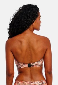 Meer gekleurde bikinibovenkant met een patroon in tinten van oranje en bruin. Heeft een effen achterkant met een zwarte sluiting.
