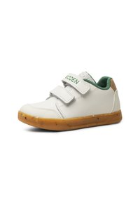 Sneaker bianco in pelle con cinturini in Velcro, dettagli verde e colletto testurizzato. La suola è in gomma marrone con un design maculato.