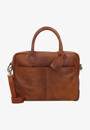 Sac à main en cuir marron avec doubles poignées, bandoulière réglable, fermeture à glissière, poches avant et étiquette de bagages de marque.