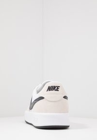 Nike SB ADVERSARY UNISEX - Sapatilhas de skate - white/black