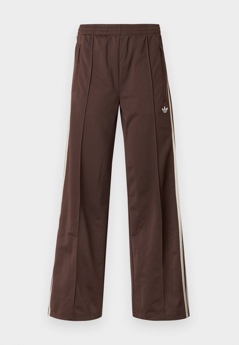 Pantalones deportivos marrones con diseño de pierna ancha, franjas laterales blancas, cintura elástica y dos bolsillos laterales. Presentan un pequeño logo en la pierna.