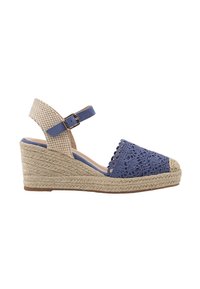 Sandale à talon compensé avec un motif en crochet bleu sur l'orteil et une sangle en jute beiger tressée. Sangle de cheville ajustable et semelle en jute texturé et tressé.