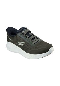 Sneaker Skechers avec une tige en maille vert foncé, des lacets gris, un col rembourré, et une semelle extérieure blanche rembourrée. Logo sur le côté. Design bas.