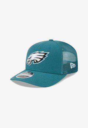 Türkisfarbene Cap mit Netzrücken, vorne mit einem gestickten weiß-schwarz-silbernen Adlerlogo und an der Seite einem New Era-Logo.