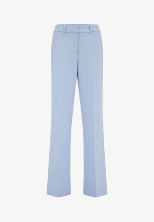 Pantalones en azul claro, cortados a medida, con diseño de pierna recta, frente plano y lazos para cinturón, confeccionados en una tela suave y texturizada.