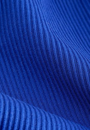Sötétkék, bordázott textil, puha tapintással, keskeny, függőleges csíkokkal és enyhe fénylési hatással, amely különböző szögekből tükrözi a fényt.