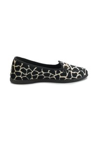 Ballerine nere e beige con stampa giraffa, tomaia in tessuto, suola in gomma piatta e piccolo dettaglio dorato sulla parte superiore.
