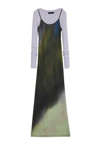 Langes Kleid mit schwarz-grünem Farbverlauf, das über einem helllila langärmeligen Rippoberteil getragen wird, dünne schwarze Träger und runder Ausschnitt.