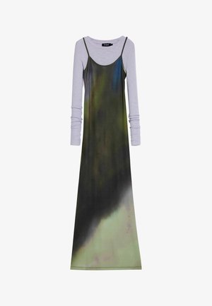 Hosszú ruha fekete-zöld átmenettel, világoslila, hosszú ujjú bordás felsőre húzva, vékony fekete pántokkal és kerek nyakkivágással.