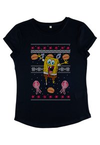 Camiseta negra de manga corta con un gráfico pixelado colorido de un personaje con una textura amarilla similar a una esponja, rodeado de medusas y patrones decorativos.