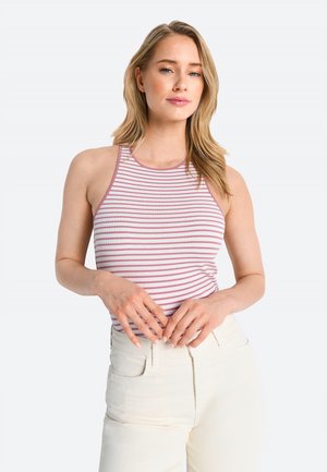 Gestreept tanktop in roze en wit, met ribbelstructuur, hoge halslijn, gecombineerd met hooglopende crèmekleurige jeans.