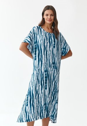 Blauwe en witte tie-dye jurk met korte mouwen, losse pasvorm, ronde halslijn en middelange lengte. De stof heeft een gladde textuur met verticale patronen.