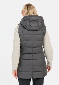 Grau gefütterte Weste mit Kapuze, ausgestattet mit gesteppten Paneelen und einem weichen, beige-fleeceähnlichen Ärmel. Der Saum reicht bis zur Mitte des Oberschenkels.