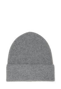 Grijze geribbelde gebreide beanie met een dikke omslag, gemaakt van zacht wolmateriaal, met een consistente textuur in het hele ontwerp.