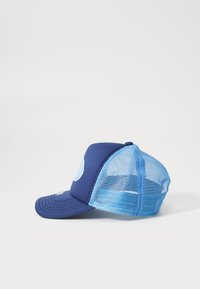 Casquette de camionneur bleue avec un devant uni marine, un dos en mesh, une visière courbée et un logo circulaire à l'avant avec des accents bleu clair.